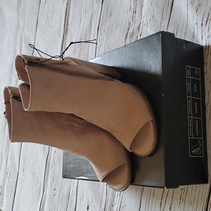🆕️ FOREVER 21 WOMEN'S TAUPE ANKLE BOOTS
